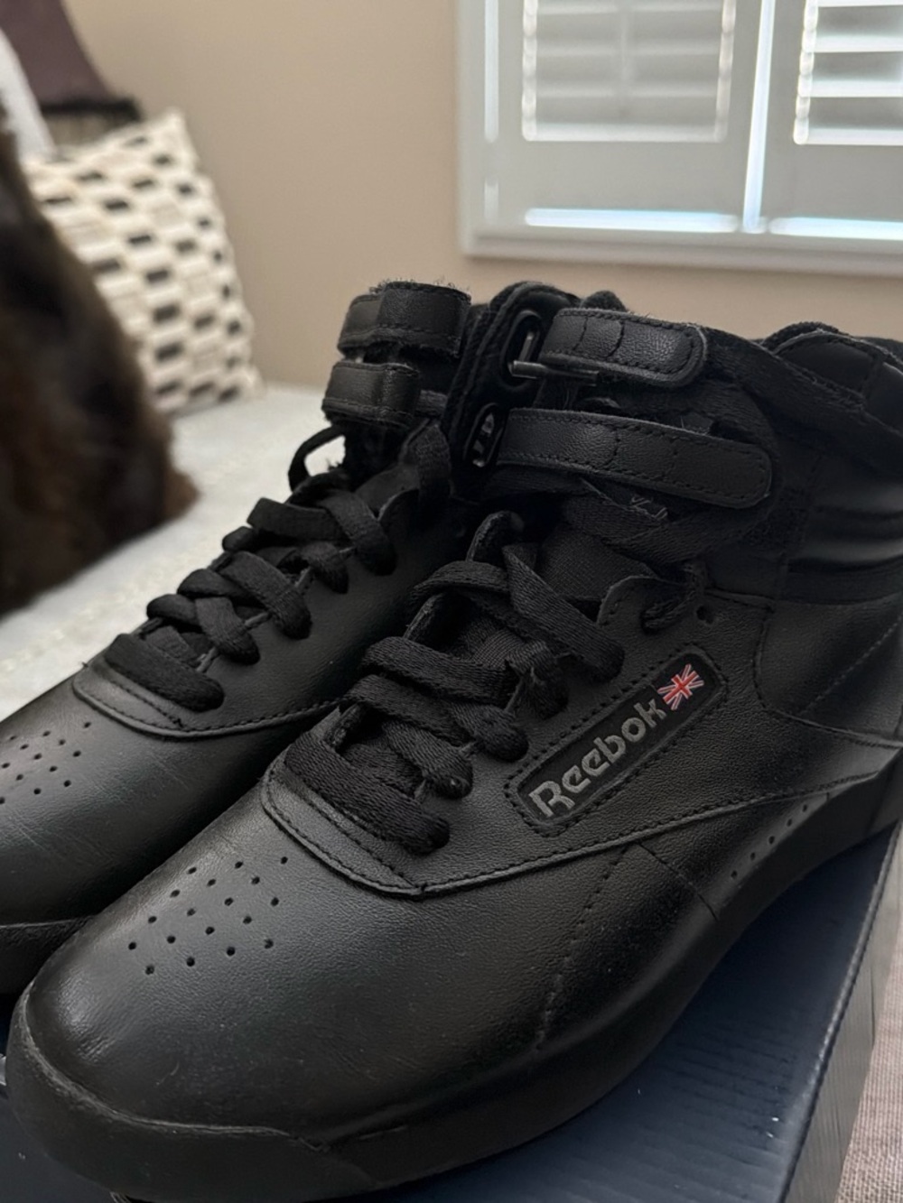 Reebok womBlack High-Top Leather womens Sneakers